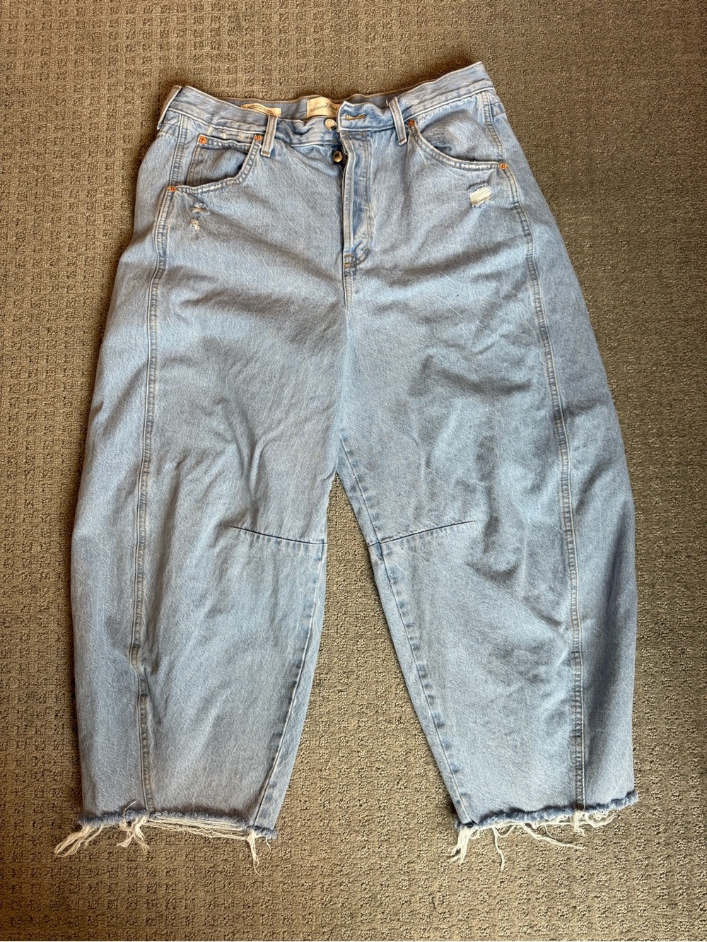 Universal Thread Light Blue Wide Leg Cropped Jeans with Frayed Hem
